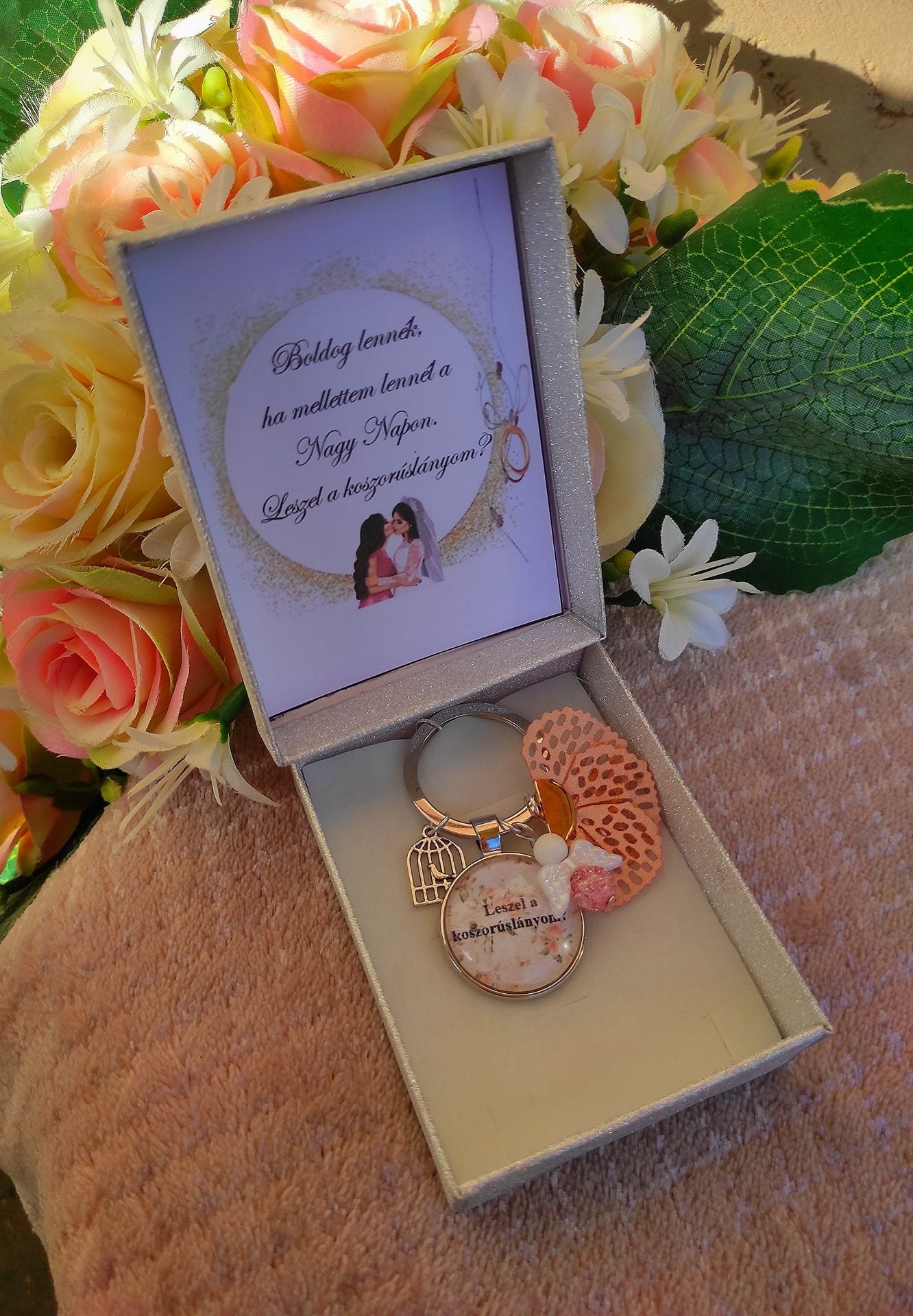 Koszorúslány felkérő bézs kulcstartó